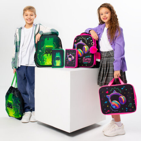 Ранец BRAUBERG PREMIUM, 2 отделения, с брелоком, "Headphones", велюровая нашивка, 38х29х16 см, 273100 - МСК «Форвард»